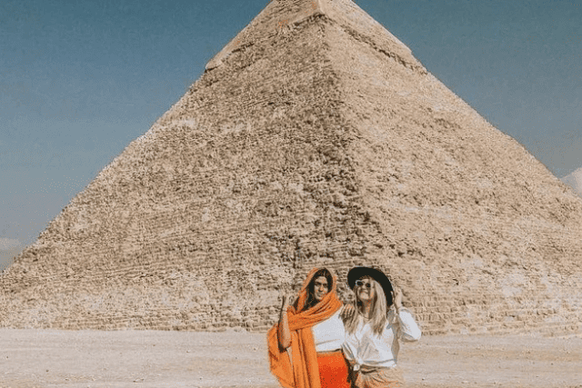 Privat Tour to Giza Pyramids, Egyptian Museum,and Citadel with lunch.