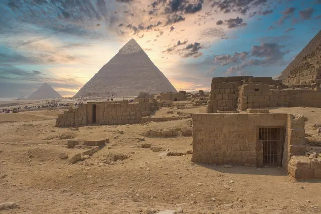Pyramids of Giza mysteries